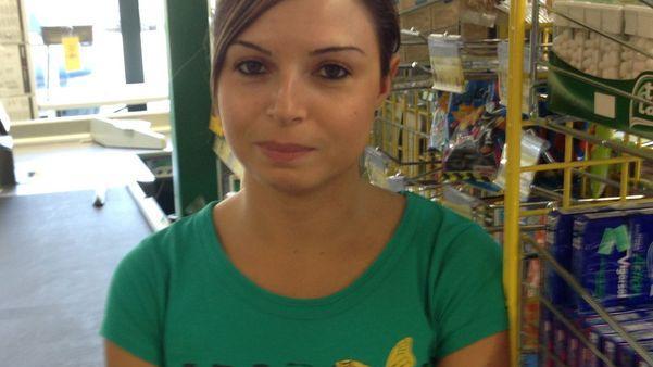 Ritrova e restituisce una borsa con dentro 5.600 euro in contanti
