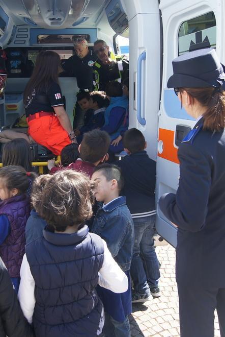 Studenti della primaria a scuola di emergenza 