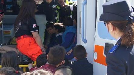 Studenti della primaria a scuola di emergenza