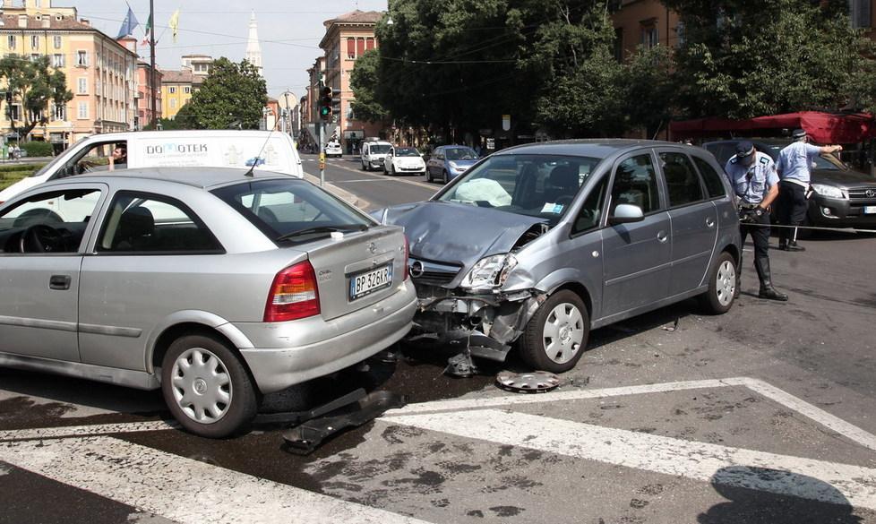 Incidente tra due auto: un ferito