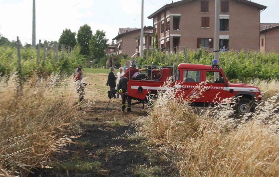 Fiamme in un campo di grano 