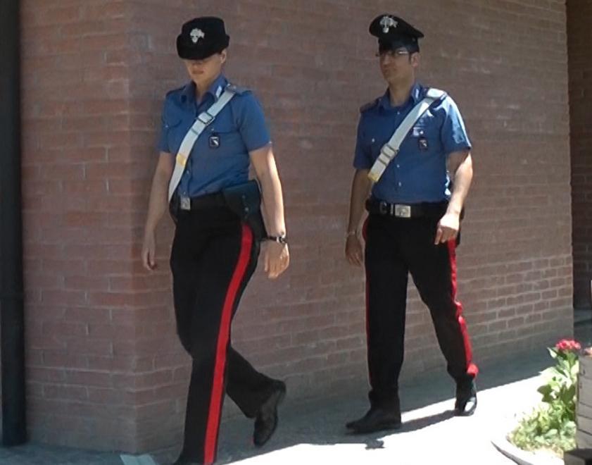 Picchia la moglie per un sms, denunciato 