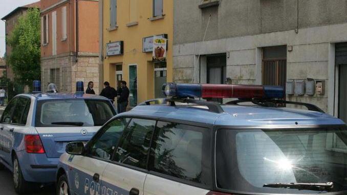 Sorpresi sul tetto a rubare pezzi di lamiera