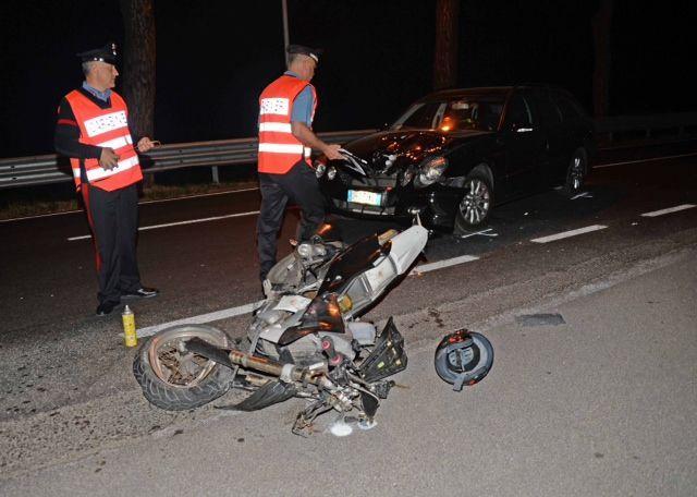 Motociclista grave dopo l'incidente