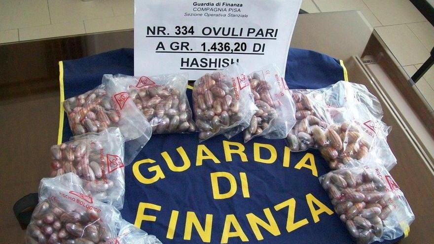 Coppia aveva 334 ovuli di hashish in corpo: arrestata