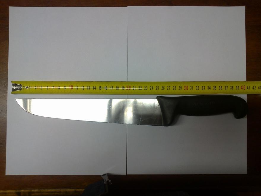«Sei un fannullone», e ferisce il figlio con il coltello 