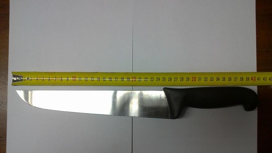 «Sei un fannullone», e ferisce il figlio con il coltello