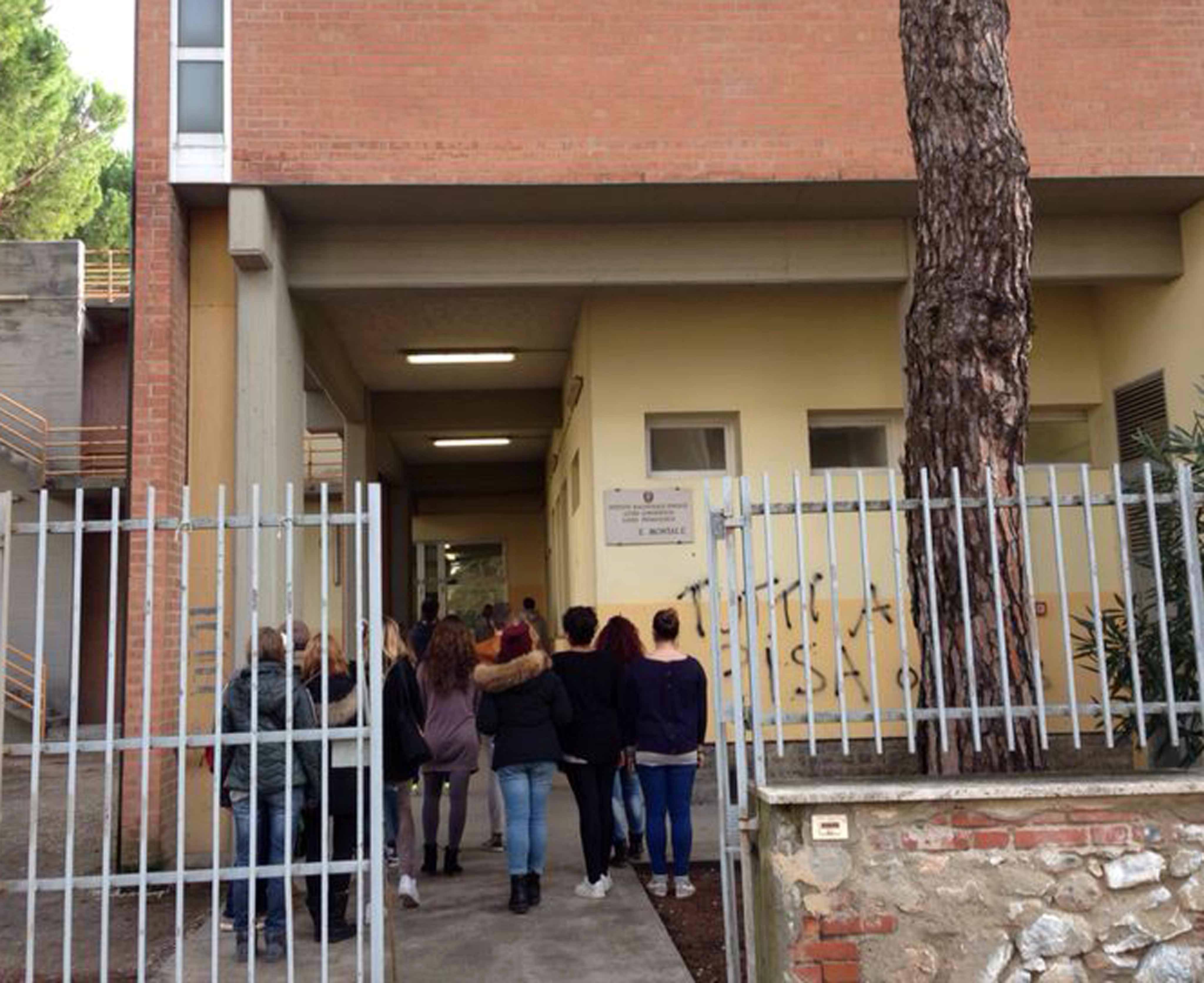 In aula come al mare: la foto in costume di una classe fa arrabbiare la preside 