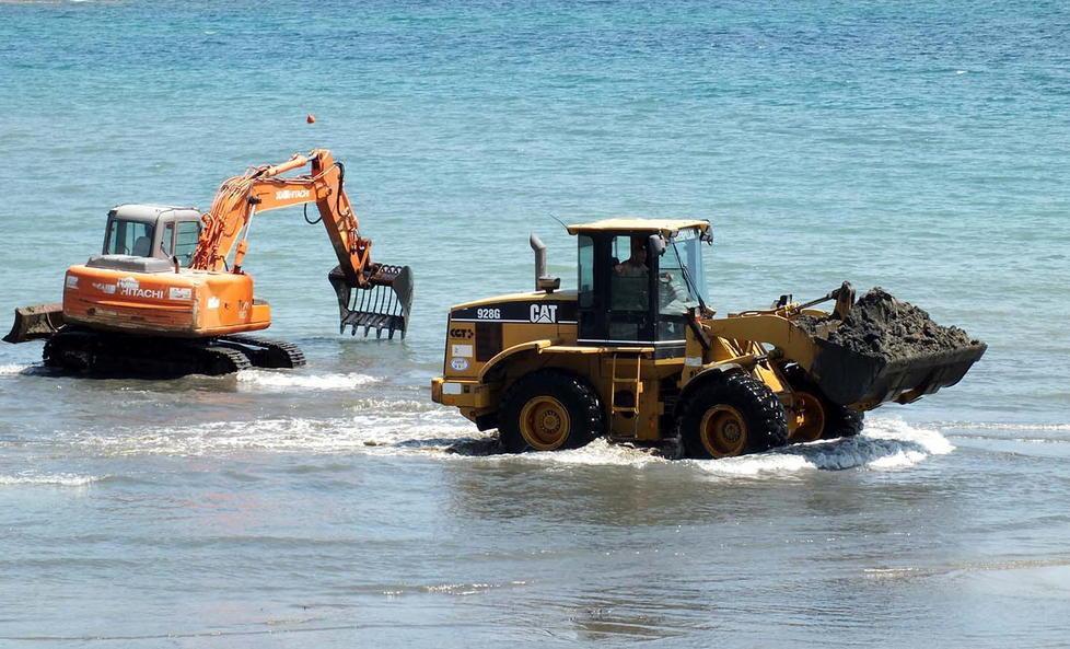 Via tutte le alghe e avanti con la sabbia sulla spiaggia di Salivoli 