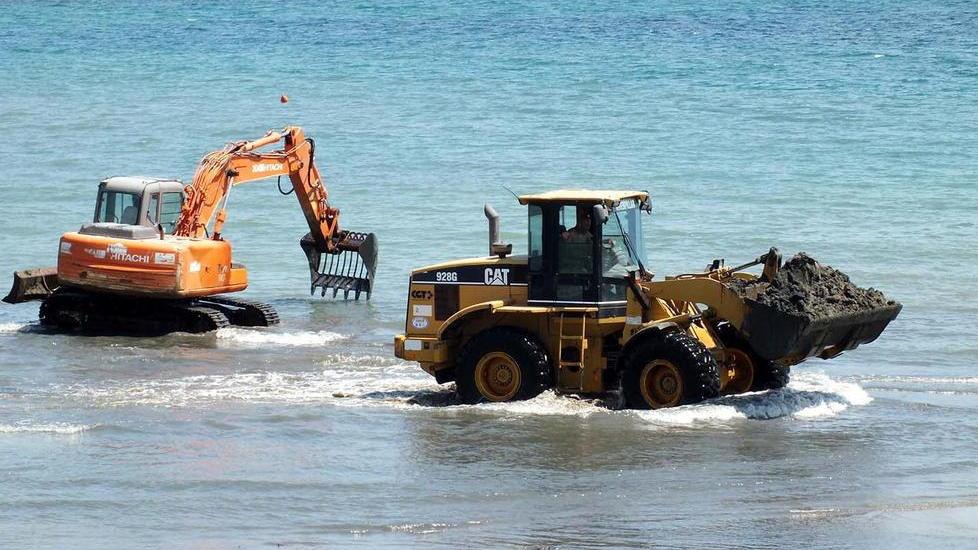 Via tutte le alghe e avanti con la sabbia sulla spiaggia di Salivoli