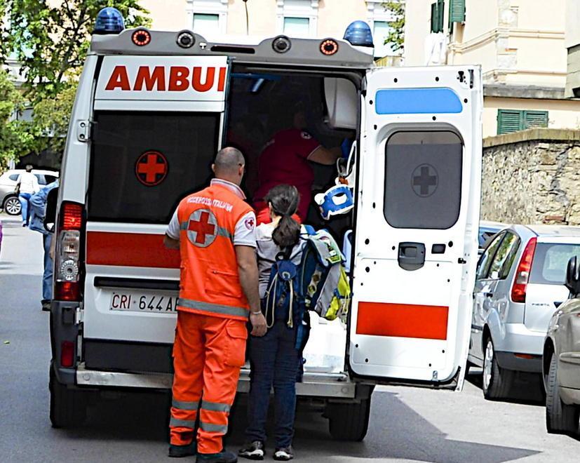 Operaio cade da 6 metri: traumi anche alla mandibola 