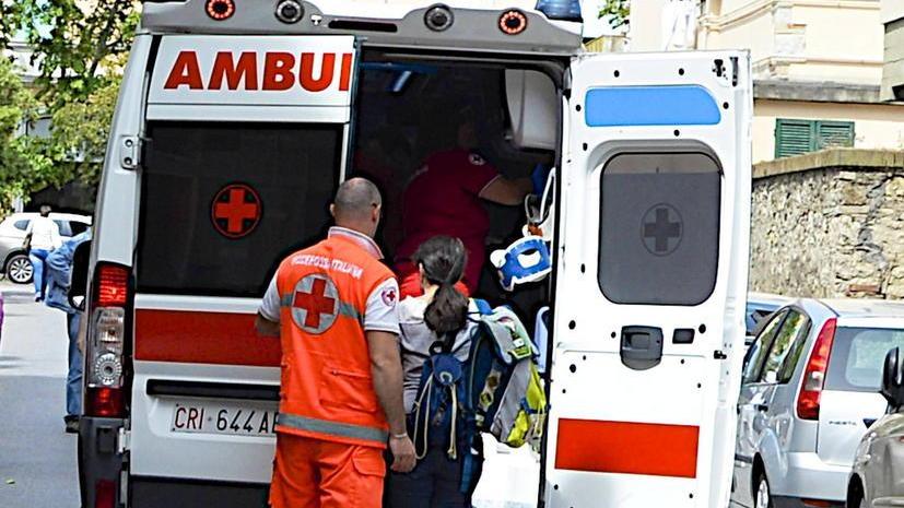 Operaio cade da 6 metri: traumi anche alla mandibola