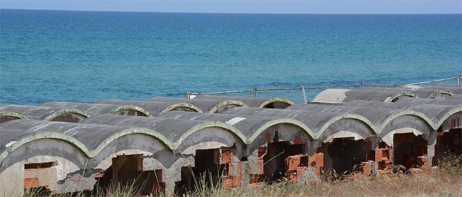 Viaggio nel litorale di Platamona, regno del mare blu e del degrado 