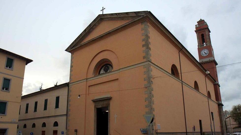 Pescava monetine in chiesa con lenza e calamita, livornese nei guai