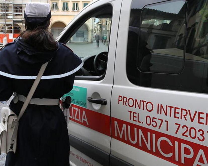 Si vendica della multa seminando residui organici in centro a Fucecchio 