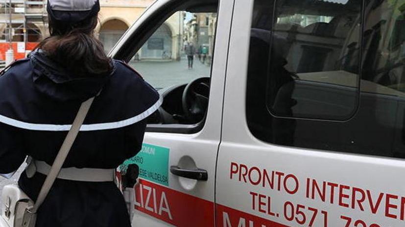 Si vendica della multa seminando residui organici in centro a Fucecchio