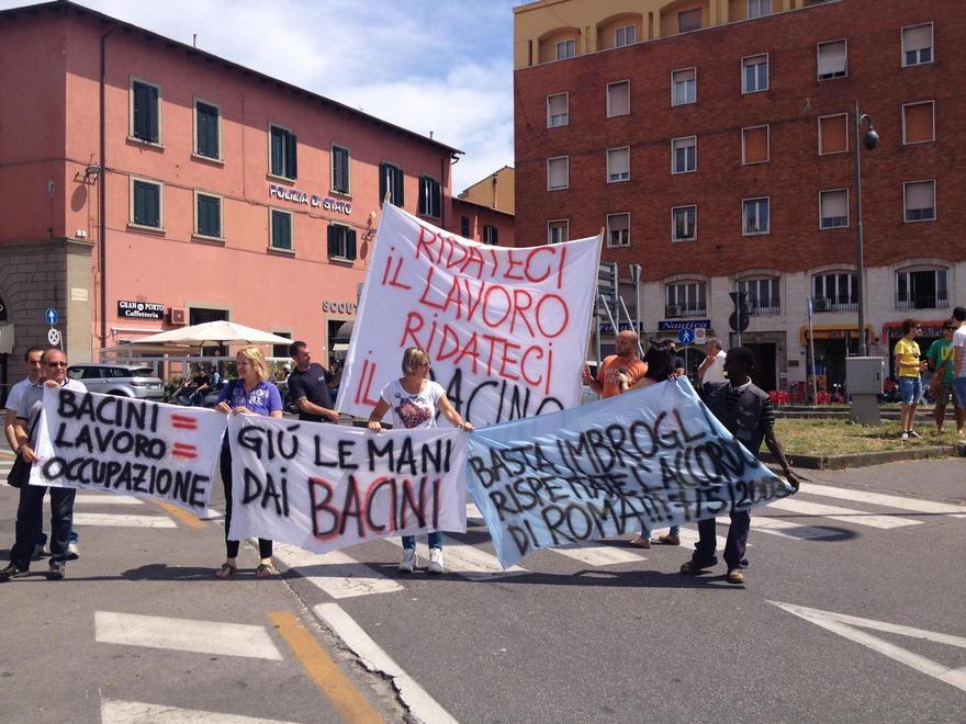 «Ridateci lavoro e bacino» gli operai del porto ai Quattro Mori 