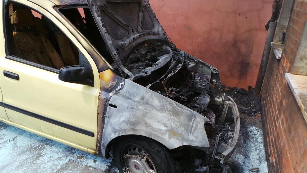 Auto a fuoco all’ex Sant’Anna