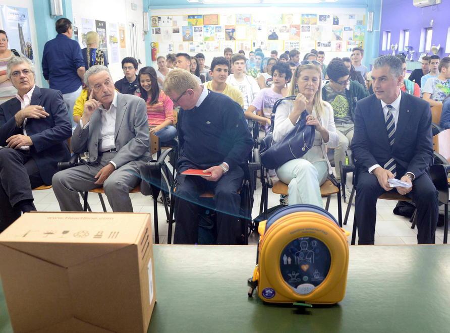Tra i banchi trova posto il defibrillatore 