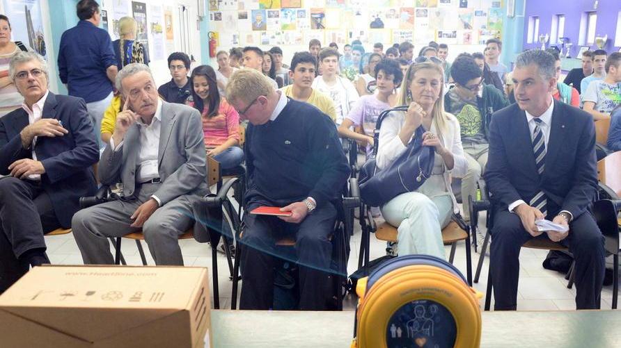 Tra i banchi trova posto il defibrillatore