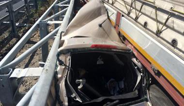 Foto choc: Tir travolge l’auto con quattro carabinieri 