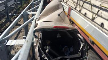 Foto choc: Tir travolge l’auto con quattro carabinieri