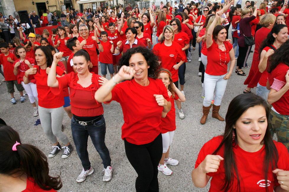 Flash mob in rosso davanti al Duomo di Pietrasanta 