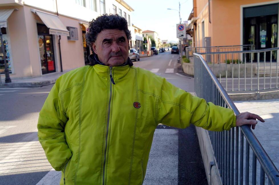 Multa al venditore abusivo di pesche. Lui non paga e va in tribunale 