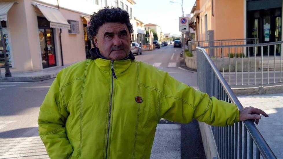 Multa al venditore abusivo di pesche. Lui non paga e va in tribunale