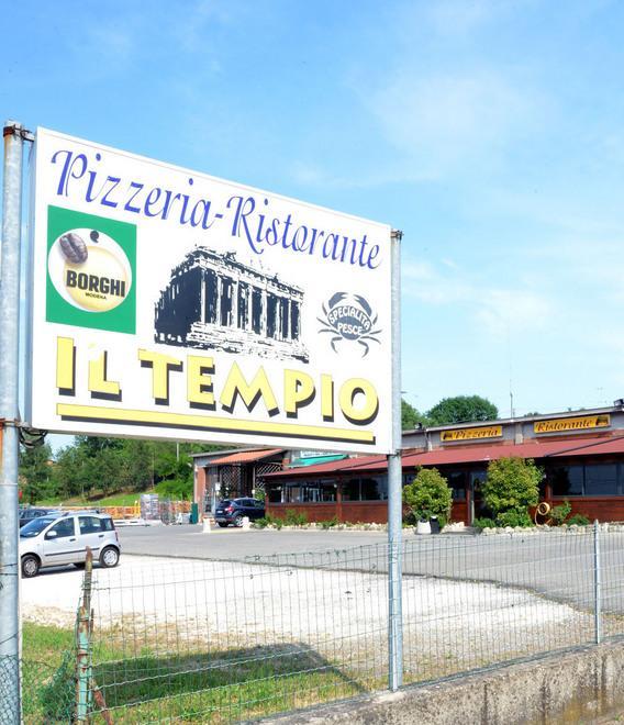 Razzia nella notte a un negozio di arredi e in un ristorante 