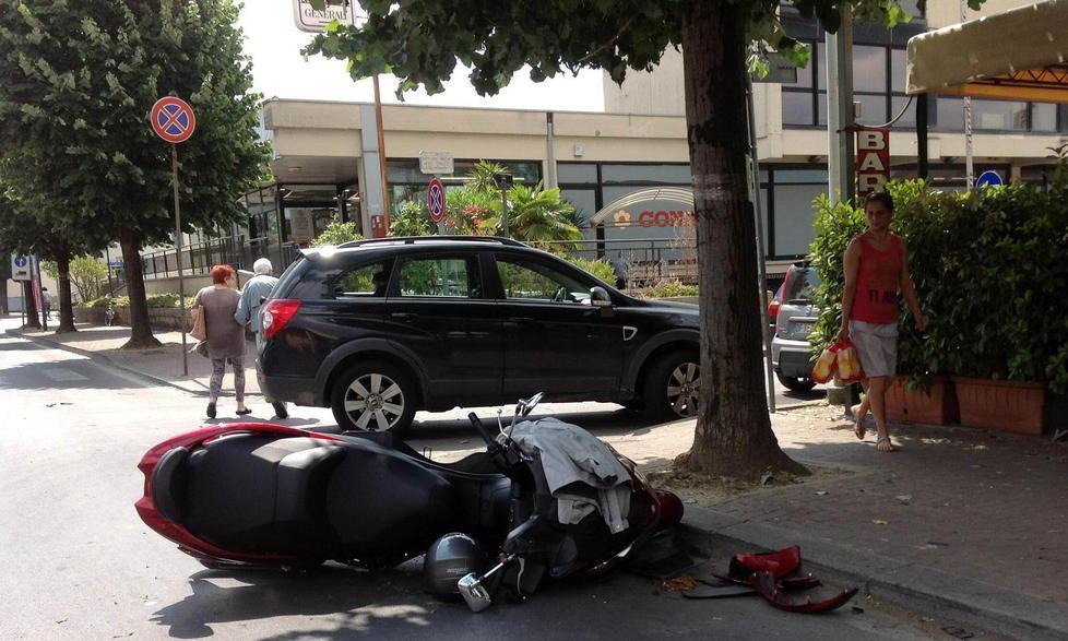 Auto contro scooter, tutti indenni
