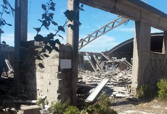 Rubano tondini e tiranti di ferro e il prefabbricato si sbriciola 