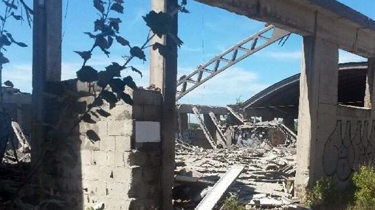 Rubano tondini e tiranti di ferro e il prefabbricato si sbriciola