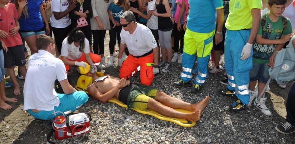 Sicurezza in spiaggia: studenti protagonisti a lezione di salvataggio 