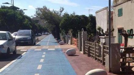“Uova” giganti e “banane” Polemiche sul lungomare