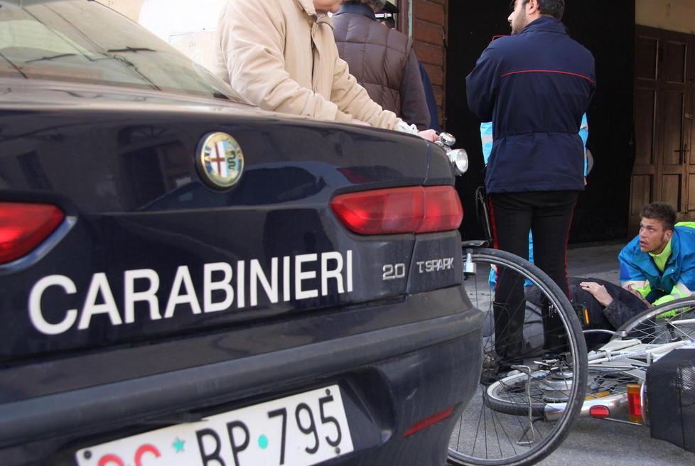 Giovane in bicicletta scippa un’anziana in via della Rosa