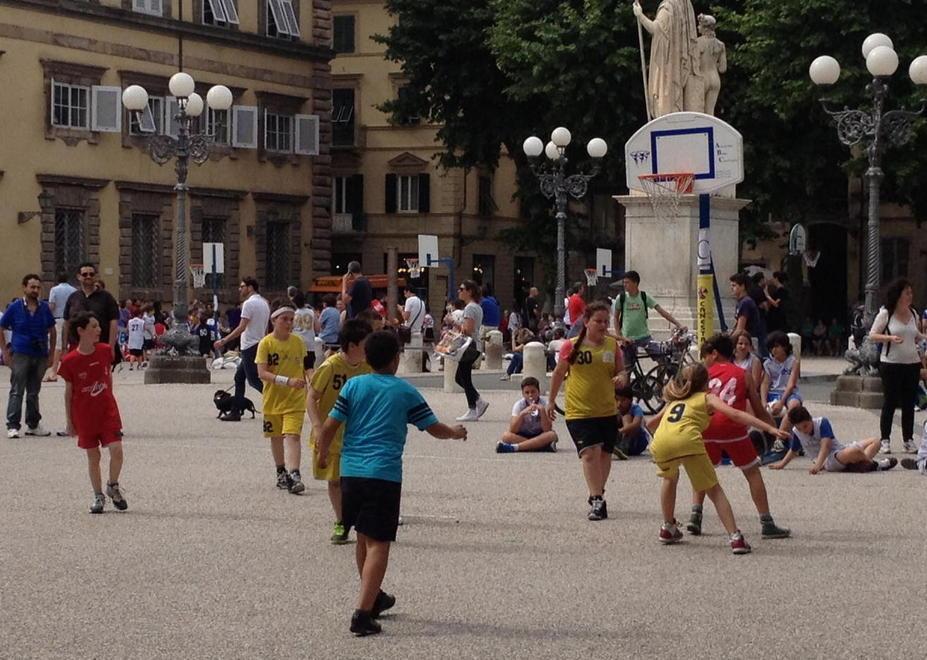 I bambini si divertono a giocare a basket 