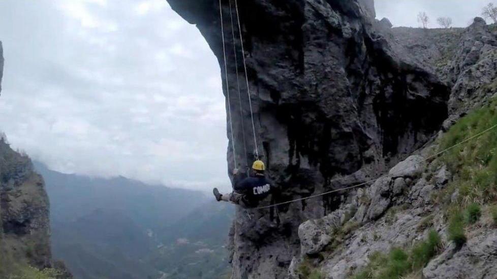 Tutti in coda per l’altalena a 1.200 metri sul Forato