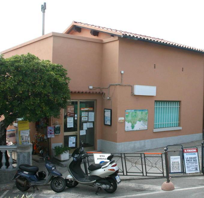 Castiglioncello, ufficio turistico nel degrado Forza Italia: «Aperto solo con orari ridotti»