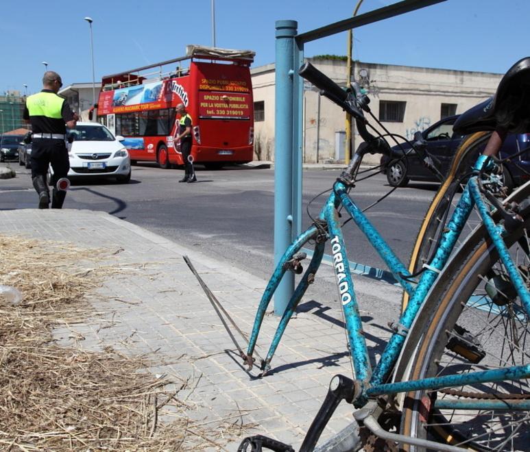 Pensionata in bici urtata da una betoniera, è grave