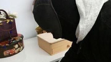 Si svegliano e trovano un ladro che gira in casa