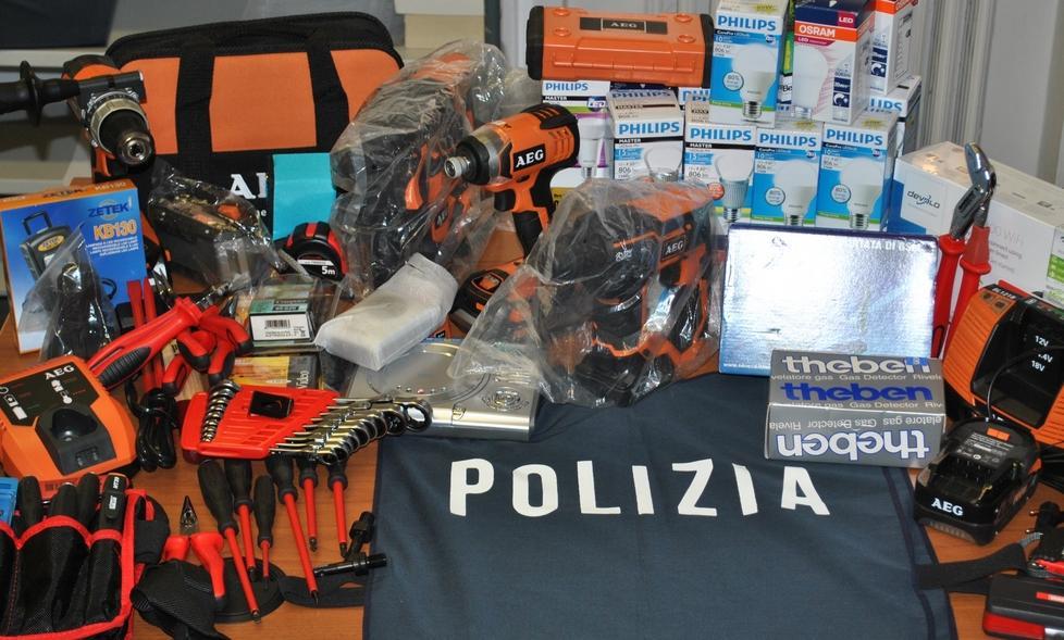 Gli trovano computer rubati E in casa ha un magazzino 