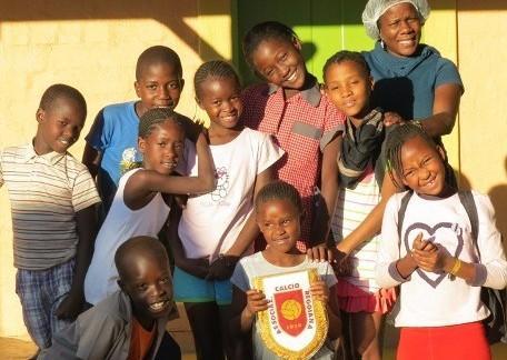 I piccoli fans granata namibiani hanno ricevuto aiuti da Reggio