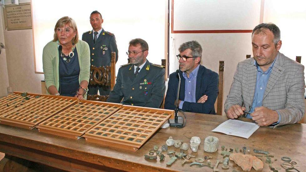Denunciato un muratore per saccheggio di reperti