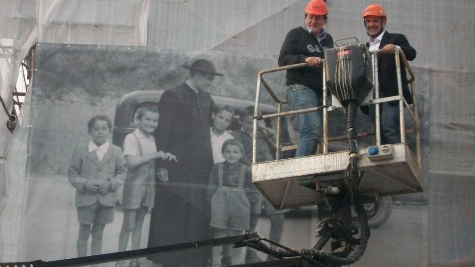 I sindaci issano maxiposter di don Zanni