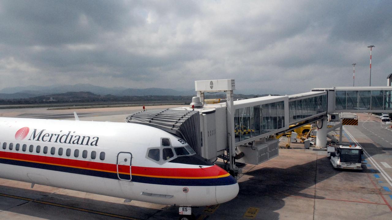 Meridiana, voli in ritardo per un alt ai rifornimenti