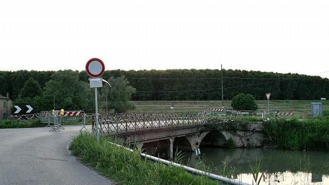 Ponte pericoloso, traffico chiuso