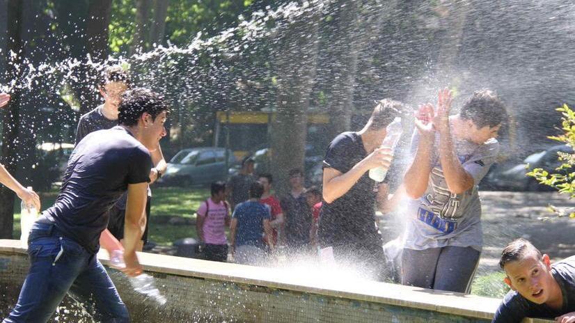 Ciao ciao scuola: guerra dei gavettoni e tuffi forzati nella fontana