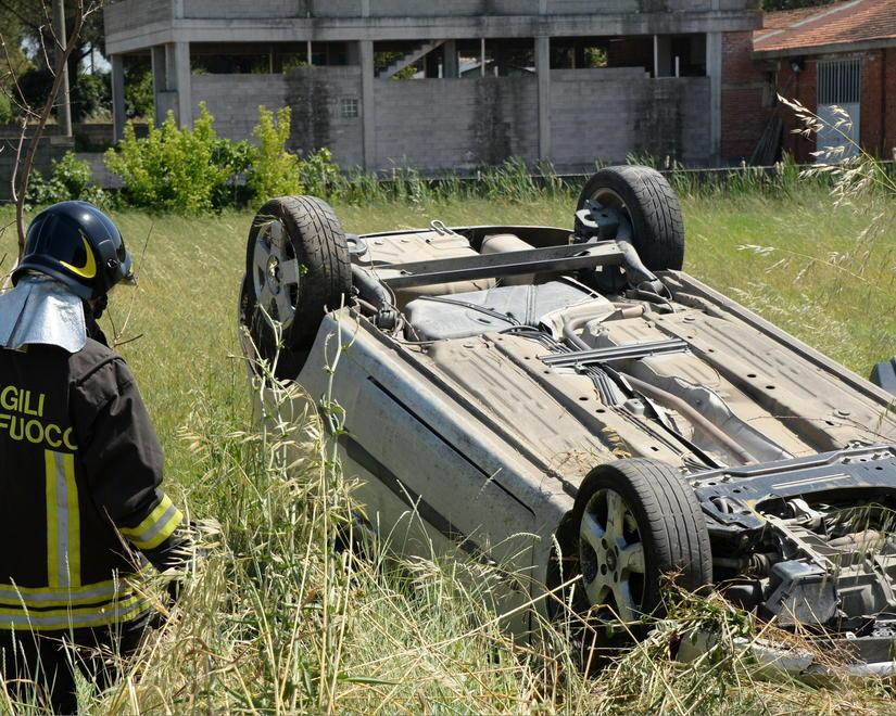Si ribalta un’auto con una coppia a bordo: lei scappa 