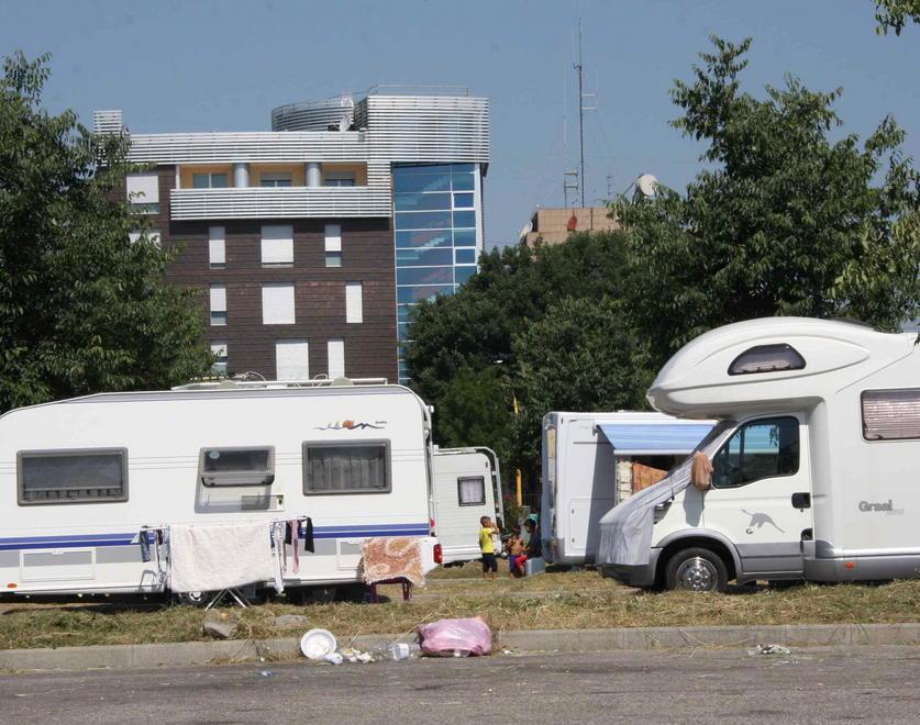 Campo nomadi nel parcheggio davanti alla questura di Prato 